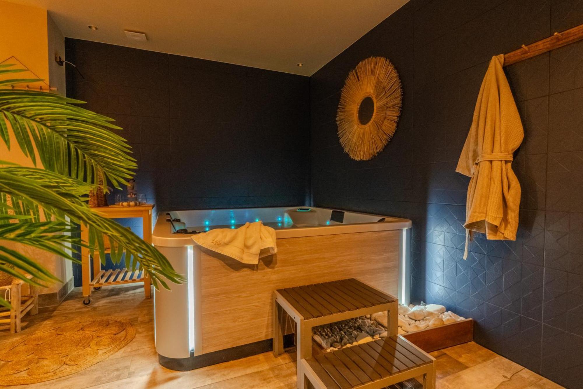 Pandora Hotel *